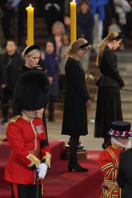 “Adiós, amada abuela. Fue un honor ser tus nietas y estamos muy orgullosas de ello”, escribieron en un mensaje difundido por el Palacio de Buckingham las hijas del príncipe Andrés, Beatriz y Eugenia. “Todos te echaremos mucho de menos”.