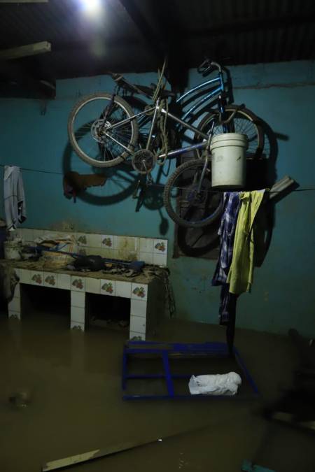 Tristeza, resignación y peligro: Partes de El Negrito, Yoro, siguen inundadas por las lluvias