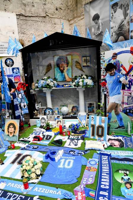 Mural y santuario a Maradona en Nápoles, Italia, donde Diego es considerado una deidad. 