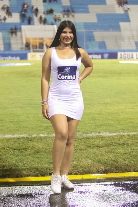 Muñeca: Esta linda joven engalanó con su belleza el partido UPN vs Motagua.