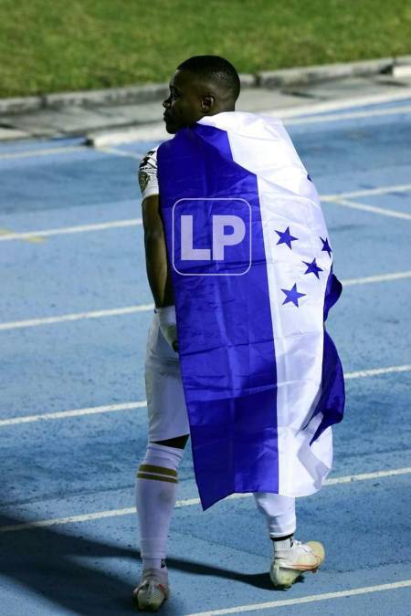Júnior Lacayo mostró con orgullo la bandera de Honduras.
