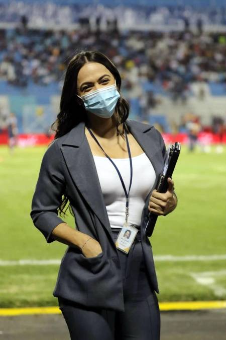 Isabel Zambrano, novia del entrenador argentino Diego Vázquez, no se perdió el clásico capitalino en el Nacional.