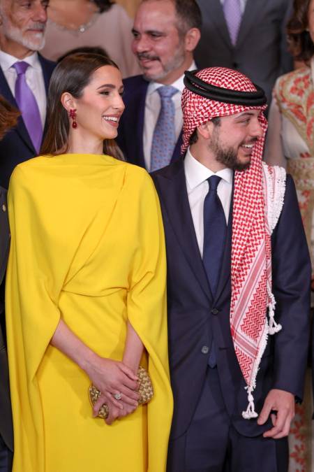 El príncipe Hussein y su prometida, Rajwa Khaled bin Musaed, se casarán en junio próximo.