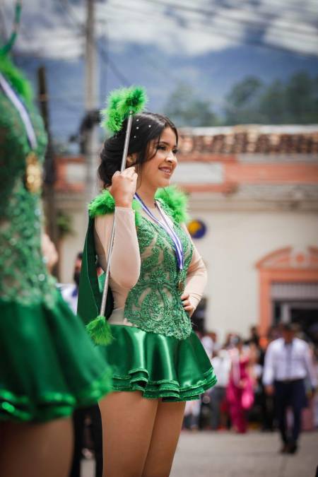 Belleza patepluma: hermosas palillonas engalanaron los desfiles patrios en Santa Bárbara