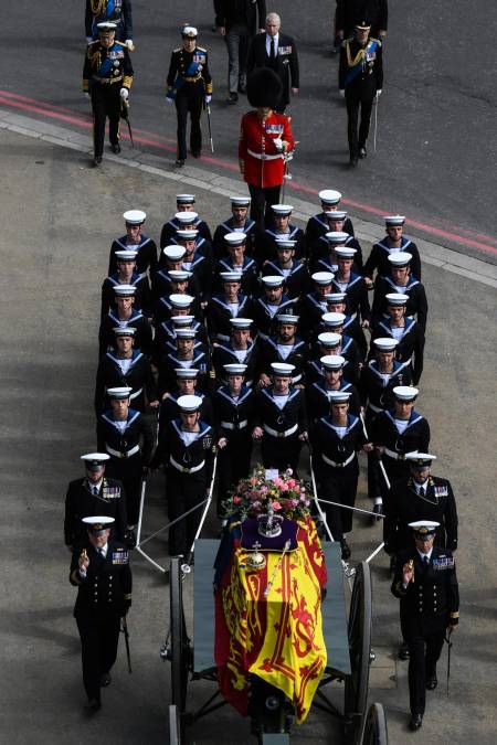 Allí recorrerá en procesión los cerca de 5 kilómetros del Long Walk, la característica avenida arbolada que desemboca en el castillo de Windsor, la residencia real donde más tiempo solía pasar reina.