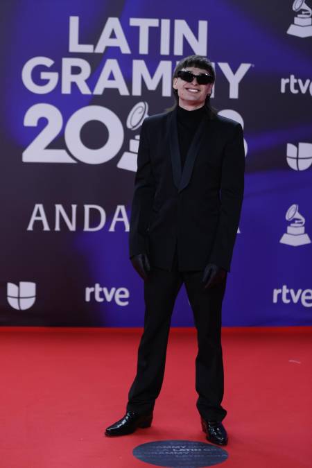 El cantante y compositor mexicano Peso Pluma apostó por un atuendo formal en negro en la alfombra roja de la gala anual de los Latin Grammy. Peso pluma está nominado en dos categorías.