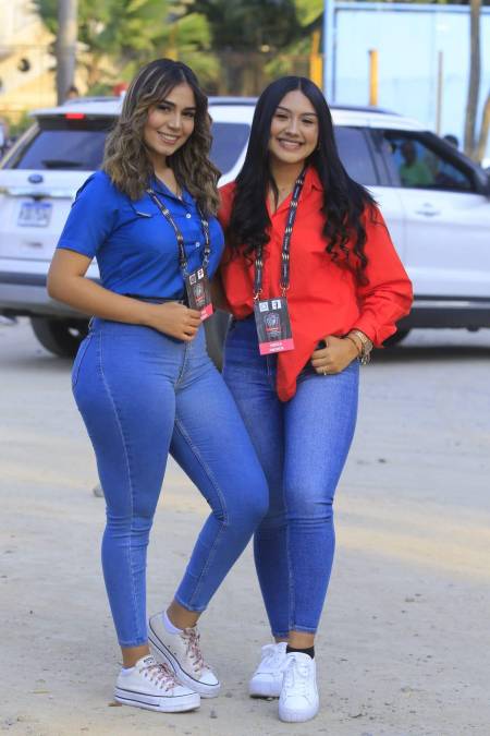 Cristel Osorio estuvo acompañada por otra linda comunicadora en el estadio Olímpico.