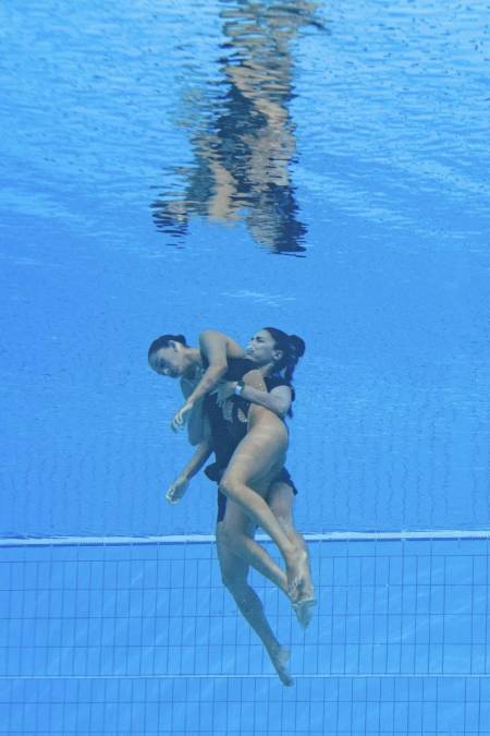 De acuerdo al testimonio de la entrenadora, la acción de salvarla duró aproximadamente un minuto y no fue una labor sencilla. Primero tuvo que bracear hasta una profundidad de 2.7 metros para llegar a su nadadora.