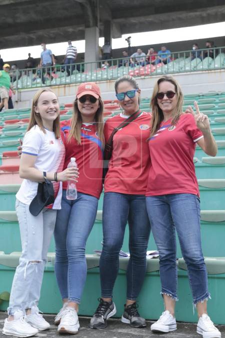 La ticas llegaron al estadio del Marathón para disfrutar el triunfo de su selección de Costa Rica. Los ticos golearon 4-1 a Trinidad y Tobago.