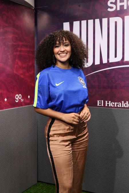 Y sobre su experiencia en el Mundial Femenino, en 2019, Emma Ramos nos contó lo siguiente: “La FIFA trata de que tanto el Mundial Masculino y Femenino sean igual de importante para el fútbol, una cobertura de esa magnitud y sobre todo en Francia es increíble. La organización, cordialidad, infraestructura y demás dejan una impresión bonita y con mucha experiencia. Desde las conferencias de prensa o salidas de cada partido, en mi caso que me tocó andar sola y con 20 años por primera vez fuera de mi país y apenas hablaba lo básico de inglés fue una odisea completa pero aprendí totalmente y sé que puedo ello y más”.