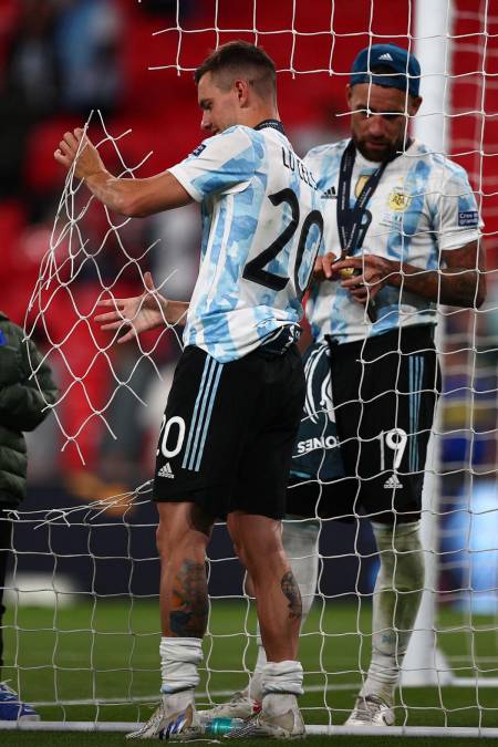 Giovani Lo Celso y Nicolás Otamendi se llevaron las mallas de Wembley como recuerdo de la Finalissima.