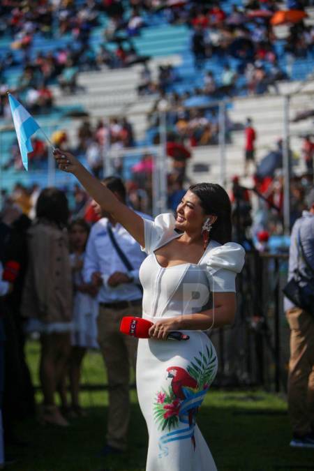 Como ya es acostumbrado, Milagro Flores siempre sorprende con sus hermosos atuendos durante la cobertura que realiza de las fiestas patrias para su casa televisora. 