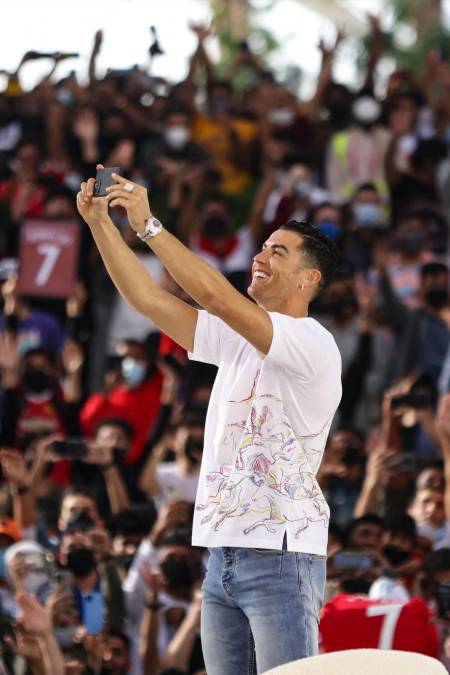 Cristiano Ronaldo también sacó su celular para tomarse varias selfies con los aficionados.