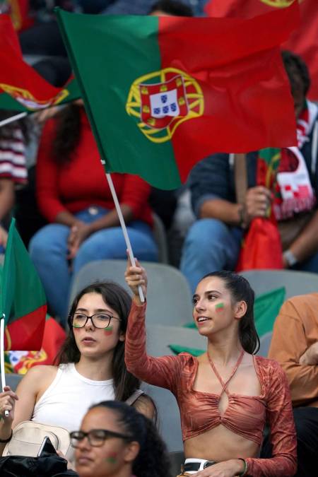 Aficionadas de Portugal alentando a su selección en el partido contra España.