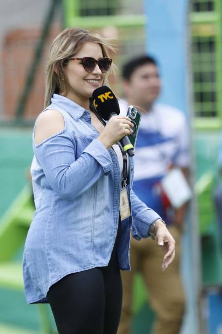 Tanya Rodríguez, reportera de TVC, robó muchos suspiros en el Yankel durante el partido Marathón-Motagua.