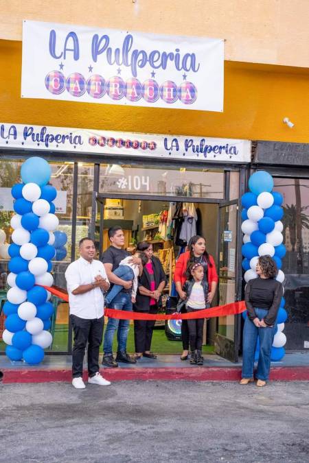 Aprovechando el éxito con el restaurante, en el 2022 los esposos hondureños abrieron la Pulpería Catracha 1.