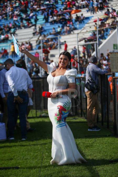 La guapa conductora de televisión luce un vestido color blanco, inspirado en el ave nacional hondureña, la guacamaya. 