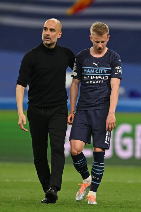 Guardiola consoló a cada uno de sus jugadores. En la imagen aparece con Oleksandr Zinchenko.