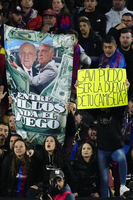 La pancarta de aficionados del Barcelona contra Florentino Pérez y Javier Tebas, presidente de la Liga Española, y otra con una petición para Gavi.