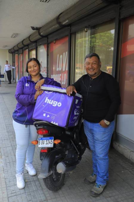 Joven hondureña trabaja como delivery para pagar su universidad
