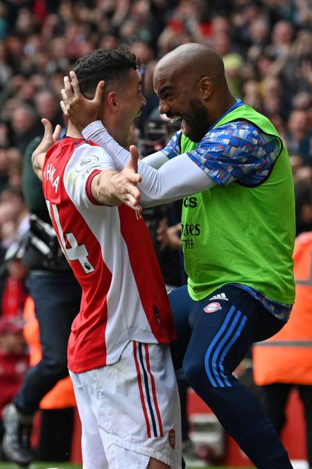 El suizo Granit Xhaka marcó el definitivó 3-1 y lo celebró así con Alexandre Lacazette.