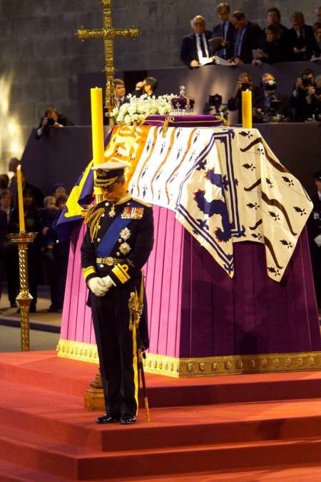 En 2002, el príncipe Carlos habló conmovedoramente de su abuela “mágica”, la reina madre, quien murió mientras dormía a la edad de 101 años. Estuvo de pie, al lado de su ataúd, en la vigilia que se llevó a cabo en Westminster Hall, en Londres.