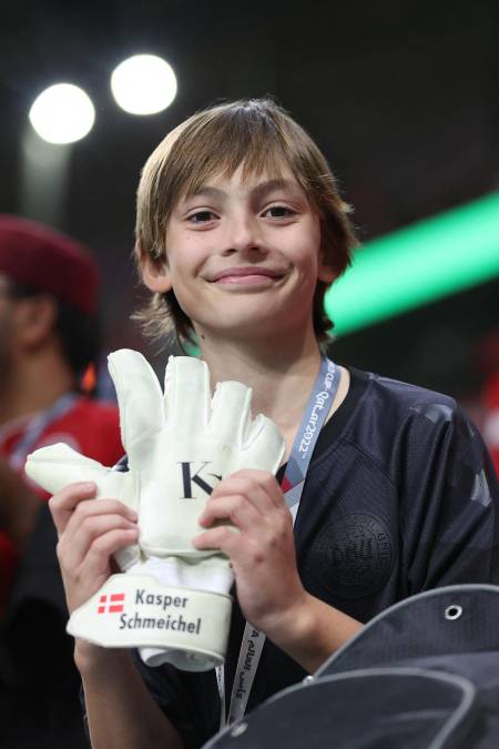 Así de feliz posó el niño danés con los guantes que le dio Kasper Schmeichel.