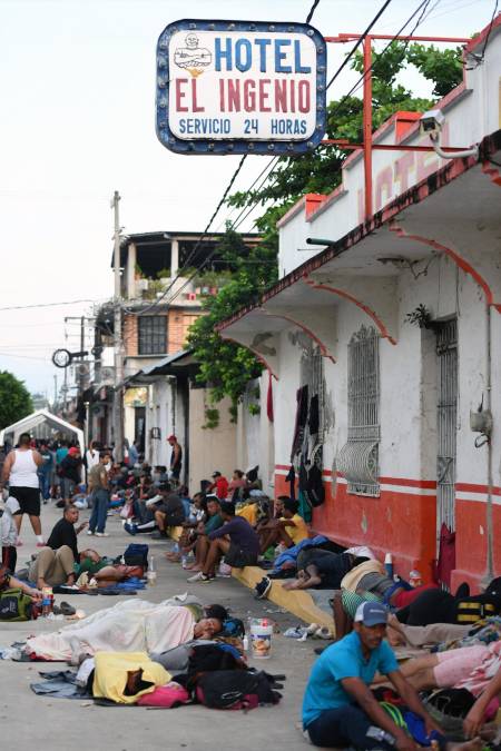 Pese a que muchos avanzan unidos, varias decenas de personas se distanciaron en grupos pequeños frente al grueso de la caravana, sin poder atender a las mujeres y niños que caminan lentamente.