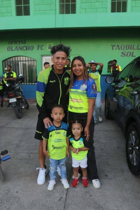 Cachita Gómez junto a su familia en la previa del Olancho FC ante Motagua.