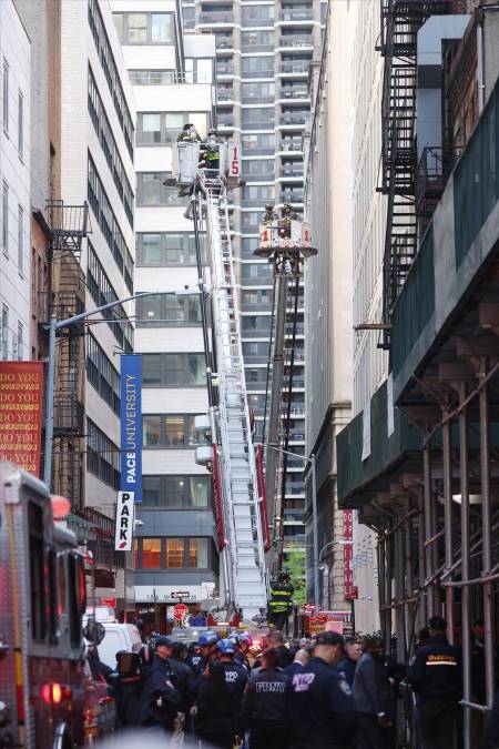New York (United States), 18/04/2023.- New York City Fire Department firefighters work on ladder trucks at the scene of a parking structure collapse in the Financial District of New York City, New York, USA, 18 April 2023. Fire Department officials have reported three injuries but advised they expect that to increase. (Incendio, Estados Unidos, Nueva York) EFE/EPA/JUSTIN LANE