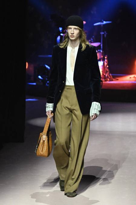 A la espera del nombramiento de un sucesor, el estudio creativo de Gucci se encargó de la dirección artística del desfile de Milán.