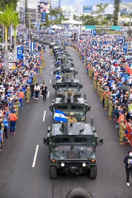 El Gobierno exhibió los vehículos militares recién adquiridos para la guerra contra las pandillas.