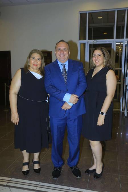 Karen, Jorge Martín y Sabrina Handal
