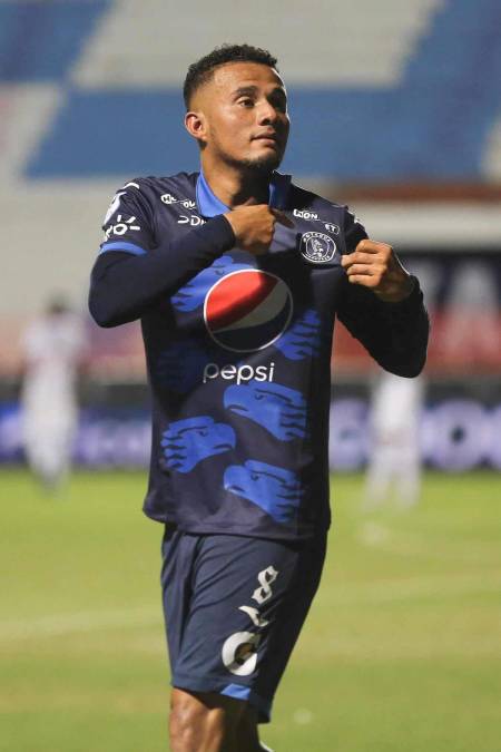 Walter ‘Colocho’ Martínez señalando el escudo de Motagua tras marcar el definitivo 2-0 ante Marathón.