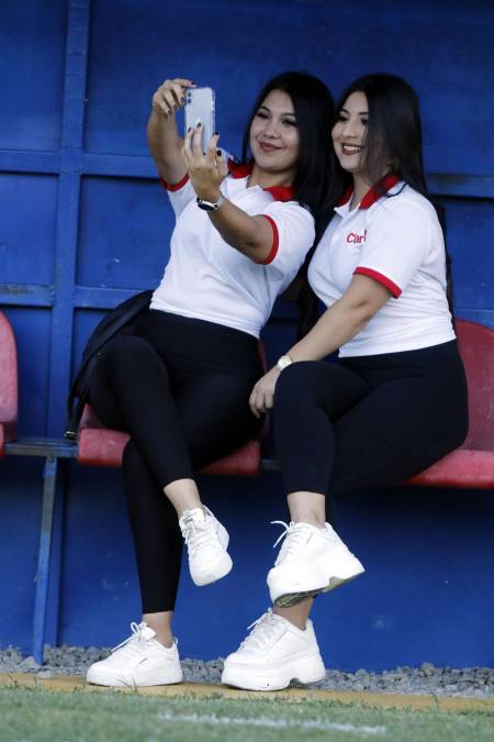 Una selfie para las redes sociales. Así fueron captadas estas dos guapas chicas.