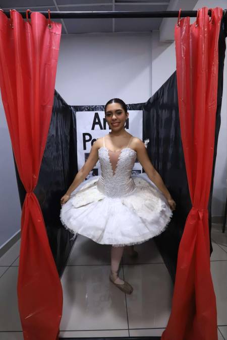 Cecilia Vindel llegó vestida como Anna Pavlova, bailarina de ballet que nació en Rusia. Reconocida por su interpretación del papel de “La muerte del cisne”.
