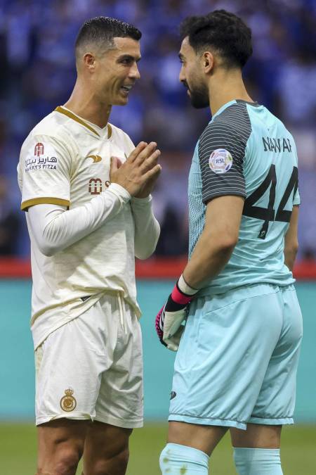 Cristiano Ronaldo charlando con su portero Nawaf Al-Aqidi, antes de un penal del Al Hilal.
