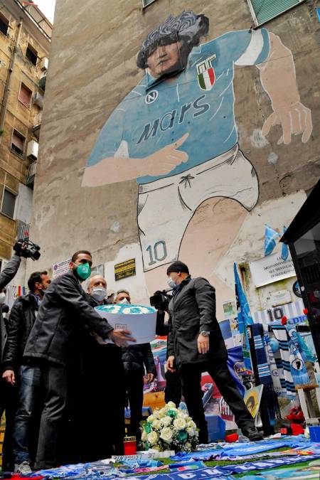 El presidente del Nápoles, Aurelio Di Laurentis, visita junto a su hijo el evento de homenaje a Maradona en plena calle de la ciudad sureña. 