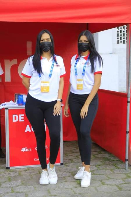 Dos guapas edecanes en el estadio Olímpico.