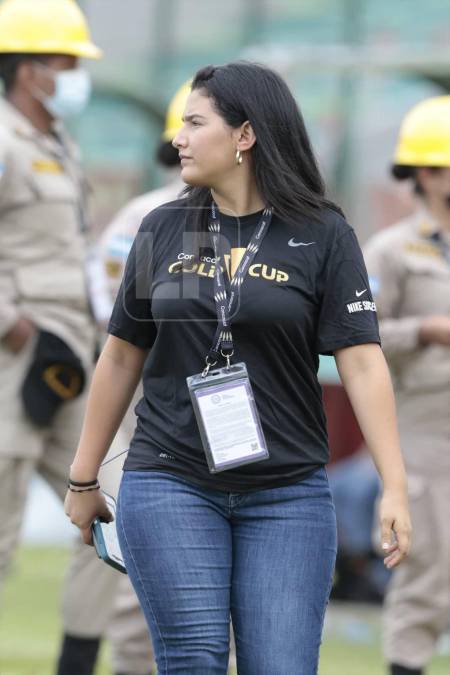 Esta linda dama acaparó las miradas en el estadio Yankel Rosenthal. Al parecer labora con Concacaf.