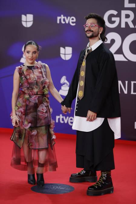 Los artistas Camilo y Eva Luna llegaron juntos a la alfombra roja.