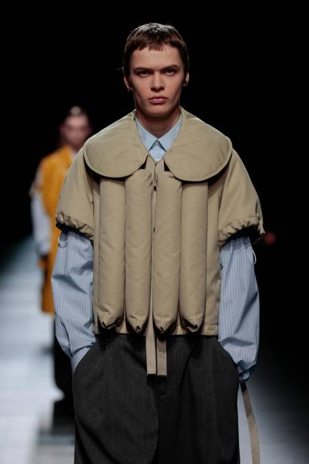 Las chaquetas triangulan efectivamente al modelo, aunque redondeando los ángulos. Los abrigos son anchos, jugando con la misma figura geométrica.