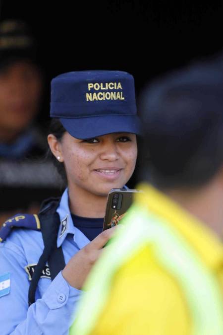 Esta guapa mujer policía, sonríe para el lente de Diario La Prensa.