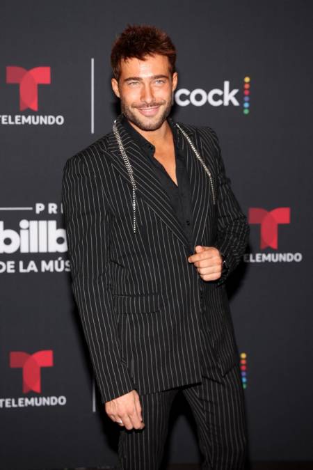 Así de coqueto posa el actor, músico y modelo argentino Rodrigo Guirao.