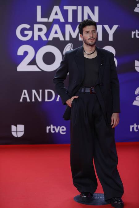 El cantante y compositor colombiano Sebastián Yatra tambié acaparó los lentes de la esperada alfombra roja en los Latin Grammy.