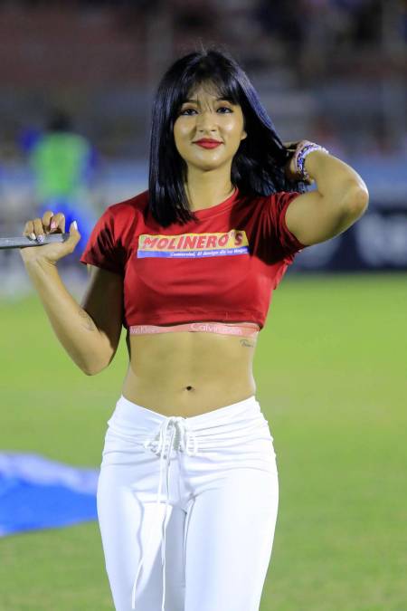 El Clásico Ceibeño contó con la presencia de guapas edecanes que mandan los patrocinadores del home club.