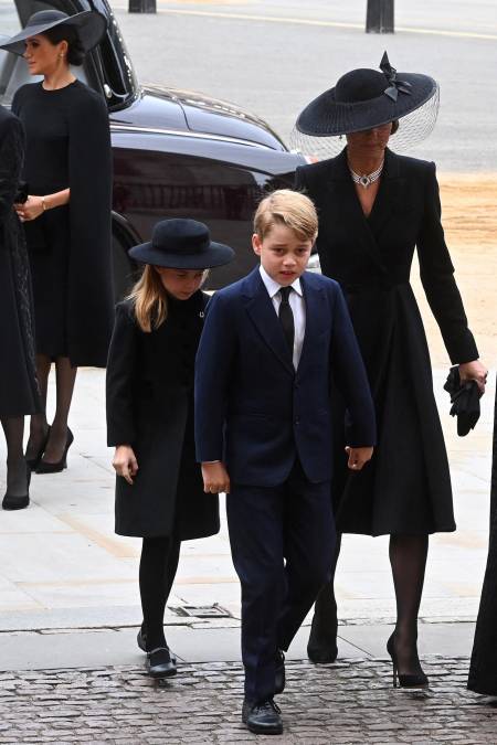 Los príncipes George y Charlotte marcharon tras el ataúd de su bisabuela Isabel II