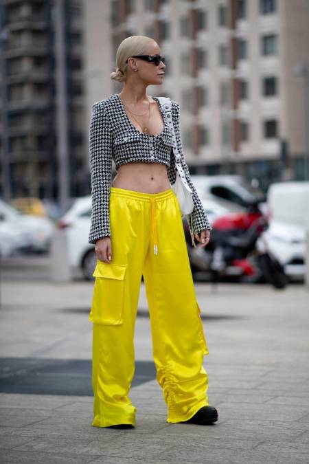 Para las fashionistas unos pantalones anchos estilo cargo en tonos neones y un crop top estampado mas unos zapatos “burros” o tenis con plataforma son una gran opción.