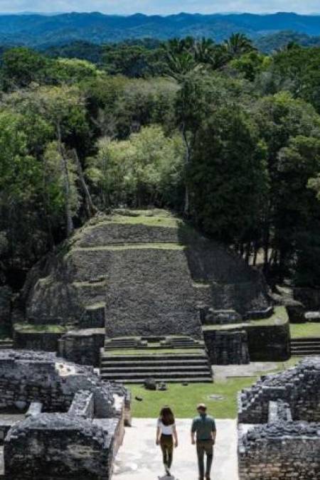 El matrimonio también visitó la zona de Caracol, el área arqueológica maya más reconocida de Belice, y Caana, la estatua más alta del país.