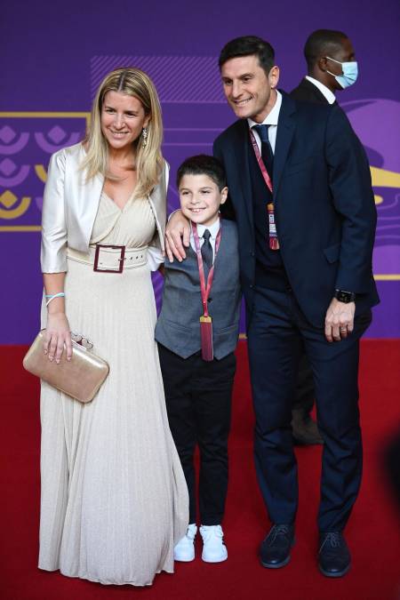El exfutbolista argentino Javier Zanetti, su esposa Paula y su hijo Tomas, en la alfombra roja del sorteo del Mundial de Qatar-2022.